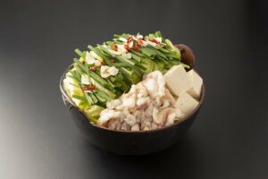 もつ鍋の調理手順|もつを煮込む・野菜を入れる・ニラを乗せて完成